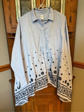 GAP Light Blue Asymmetrical Embroidered Button Down Shirt XL